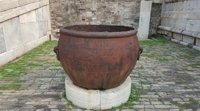 为什么中国古代的富人喜欢在院子里放水缸？
