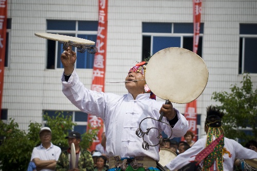 吉林乌拉陈汉军单鼓舞蹈.jpg