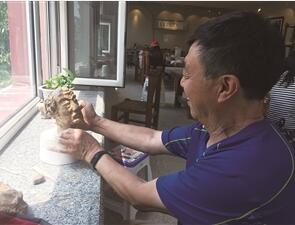 面塑大师朱殿惠：甘做陶塑“小学生”.jpg