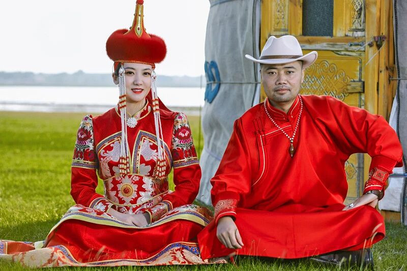 身着蒙古族传统服饰的年轻夫妻_副本.jpg