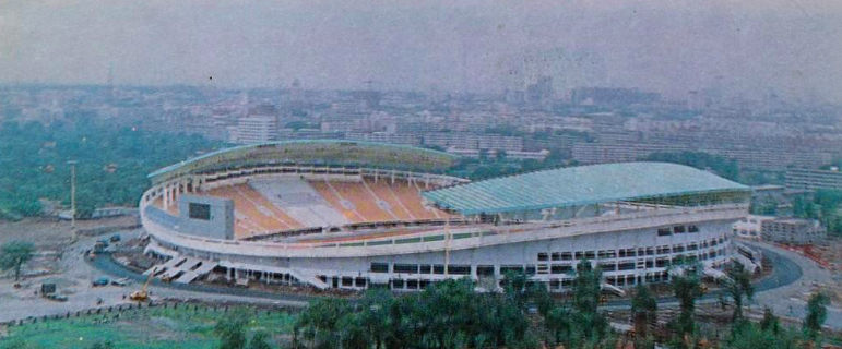1994年，刚刚落成的南岭体育场 图据《长春建设》.png