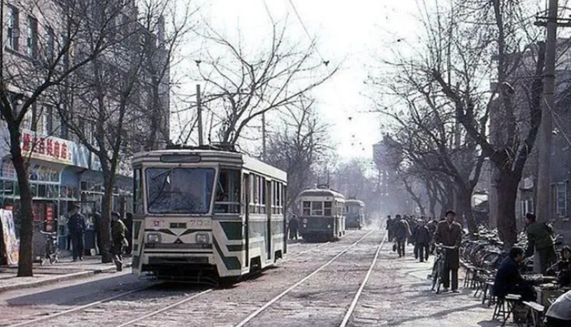 20世纪80年代，西广场水塔与有轨电车_副本.jpg