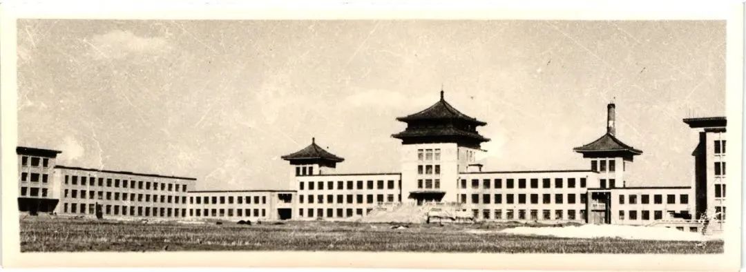 1962年12月，刚刚完工的主楼.jpg