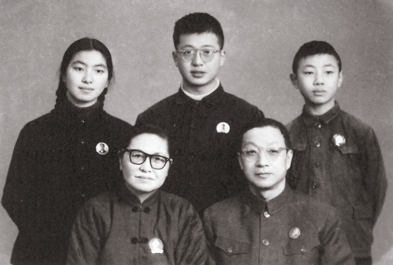 20世纪60年代，王大珩一家的全家福  长春光机所供图_副本.jpg