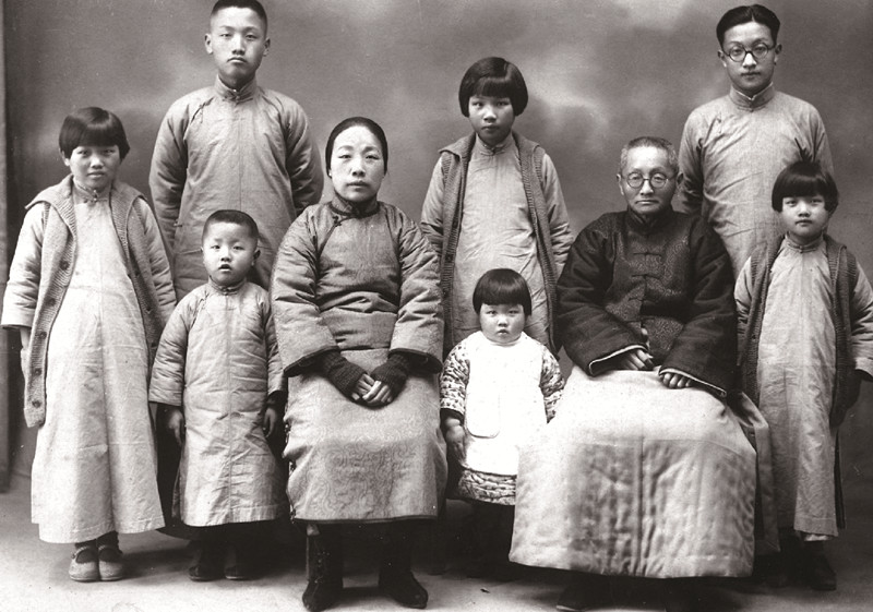 1933年，王大珩与父母弟妹合影（后排右一为王大珩） 长春光机所供图_副本.jpg