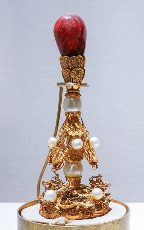 清 金累丝龙纹嵌珍珠宝石帽顶故宫博物院_副本.jpg