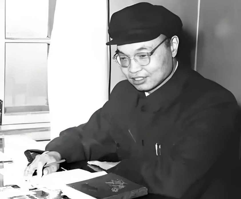 匡亚明先生  资料图片.png