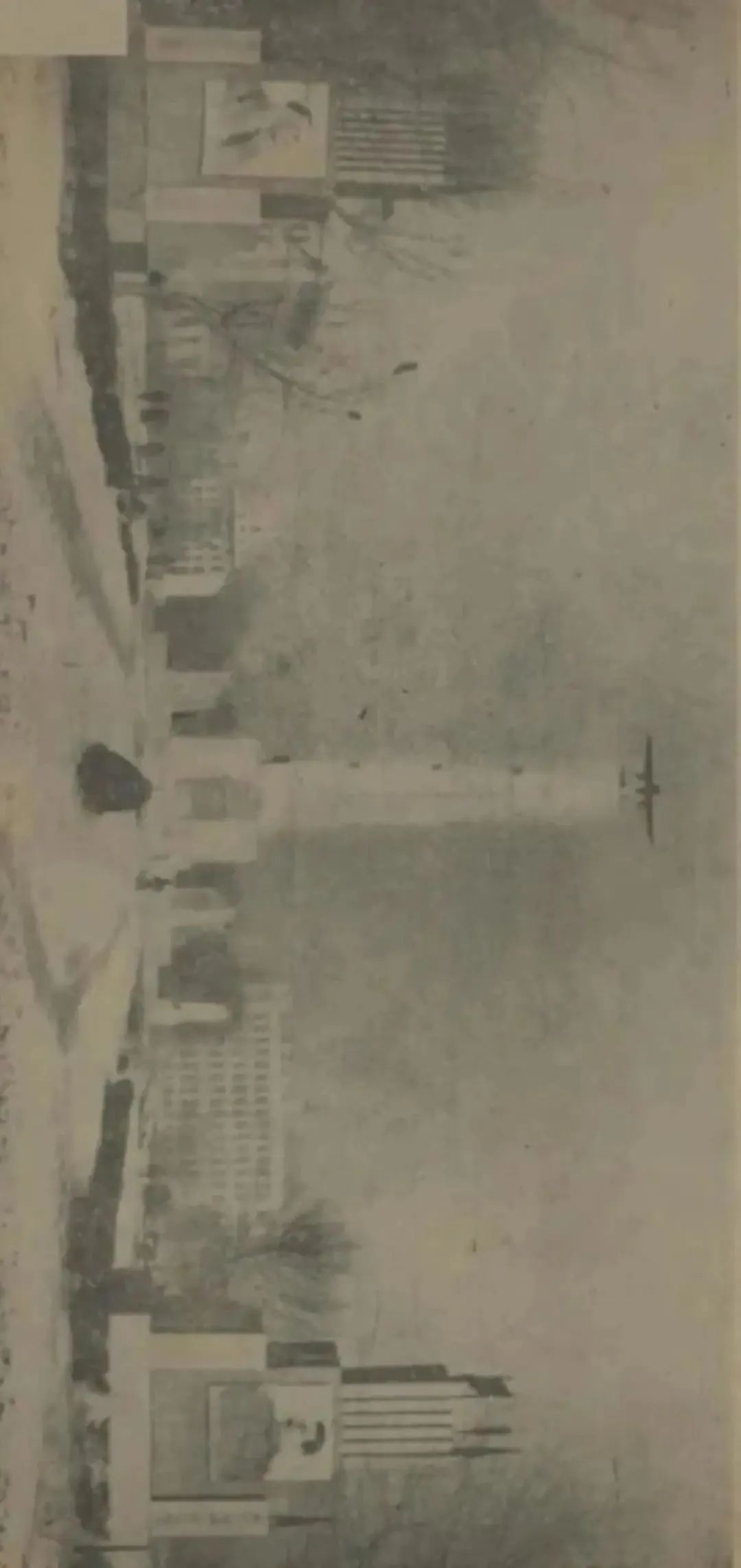 1945年的广场及纪念塔，两侧悬挂有列宁、斯大林的画像.jpg