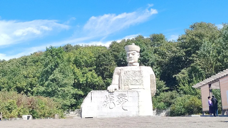 珲春吴大澂收复国土纪念广场矗立的吴大澂汉白玉石像.webp_副本.png
