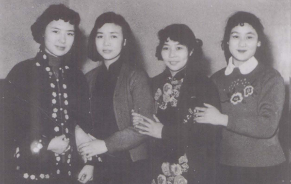 田华与女演员尚明珠（左一）、刘效秋（右一）、李筠秋（右二）合影留念_副本.png