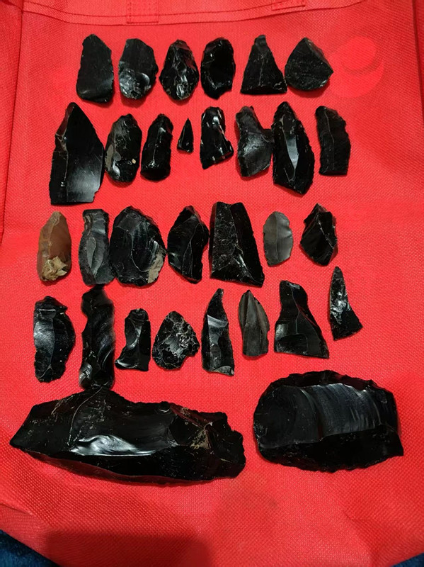 在抚松县兴参镇西南岔镇自兴屯发现的黑曜石打磨的石器_副本.jpg