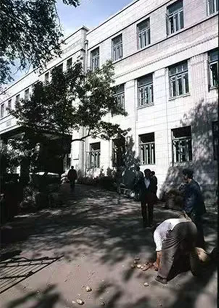 1986年，日本摄影师池宫城晃拍摄的建筑照片  资料图片.webp_副本.png