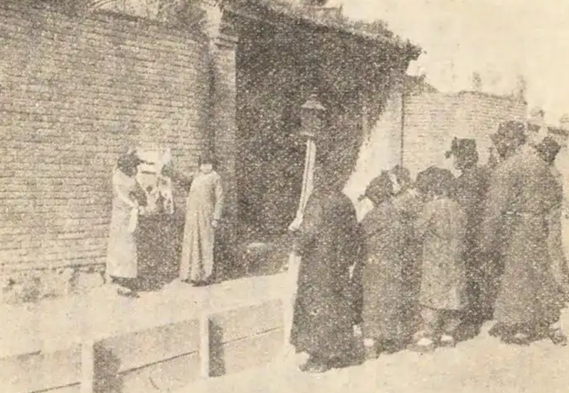 伪满“国防妇人会”在街头宣传 资料图片_副本.png