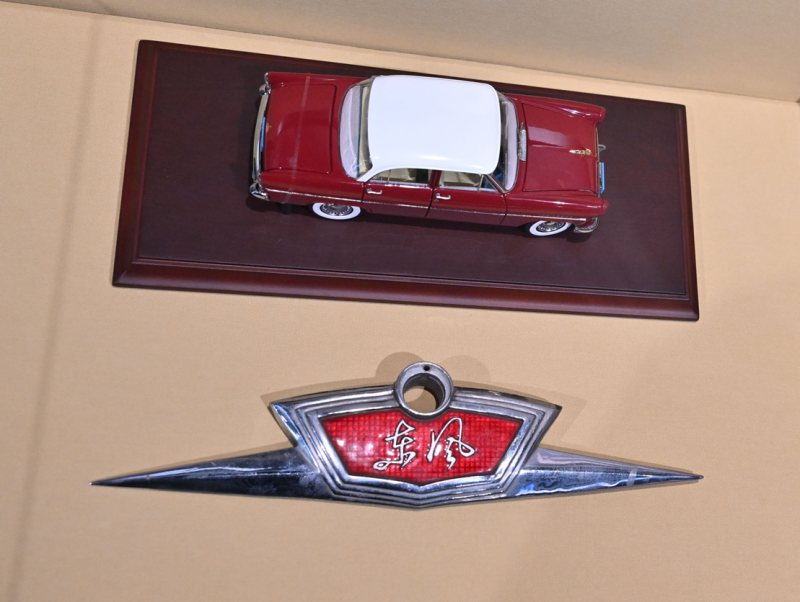 展厅中展示的“东风”车标.png