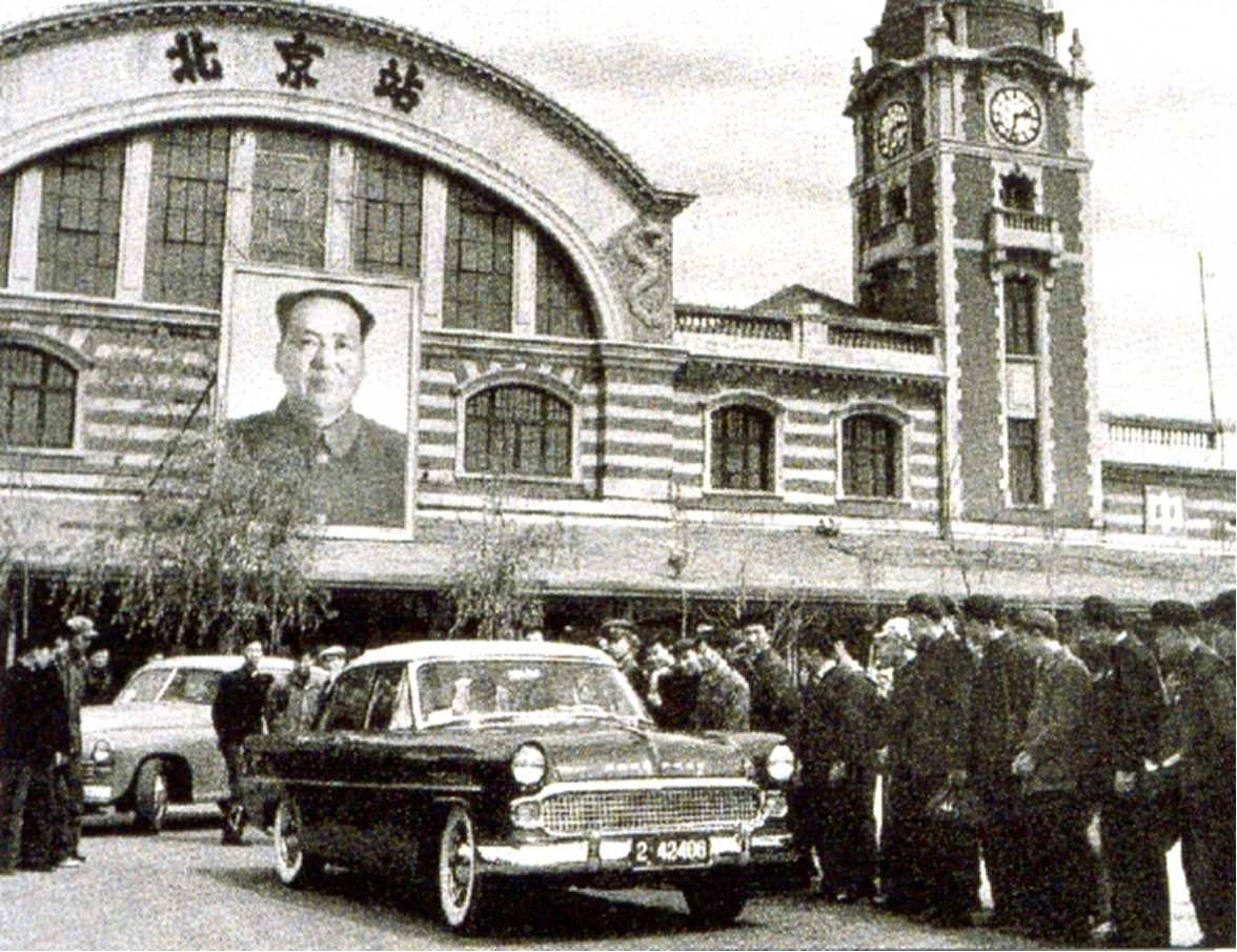 “东风”轿车驶出北京站 资料图片.jpg