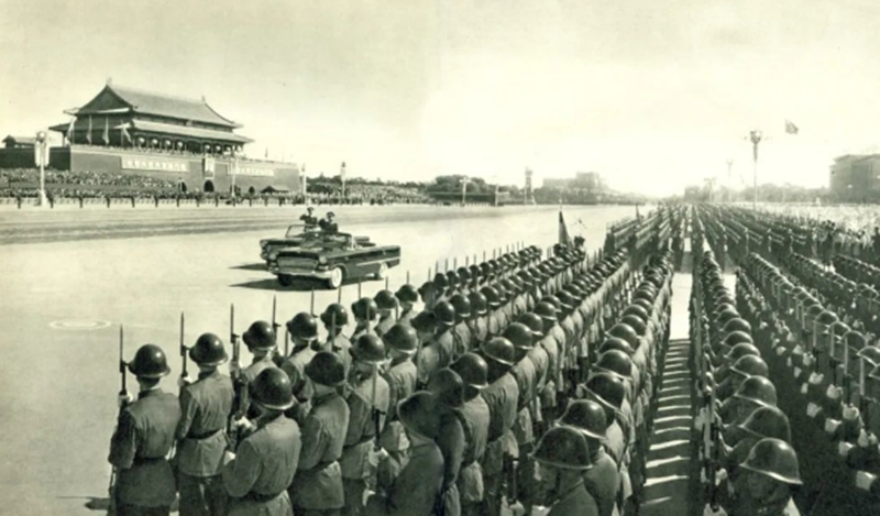 1959年，“红旗”轿车在十周年国庆庆典现场  资料图片_副本.png