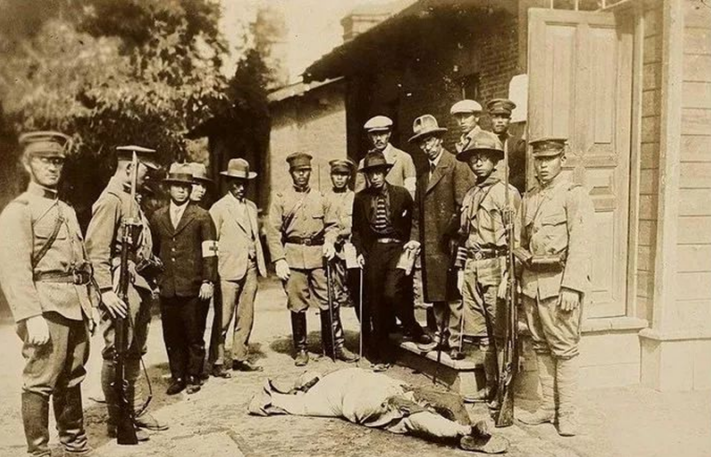 日军在宽城子兵营2营营长傅冠军遗体前合影.png