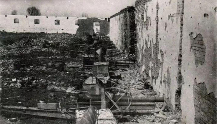 南岭兵营被日军炸毁的炮兵营房和大炮.png