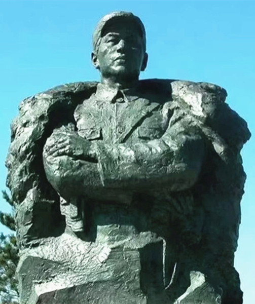 吉林敦化陈翰章塑像_副本.jpg