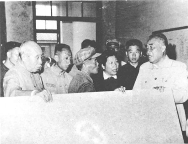 董必武和朱德视察佳木斯木材加工厂_副本.jpg 董必武和朱德视察佳木斯木材加工厂_副本.jpg