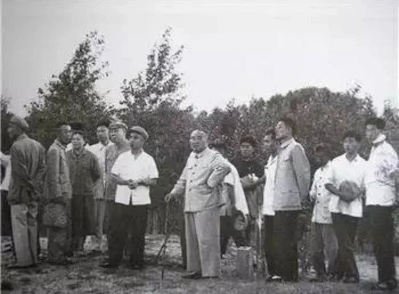 1964年6月,朱德和董必武在内蒙古自治区赤峰市郊了解沙漠地带的造林情况_副本.jpg 1964年6月,朱德和董必武在内蒙古自治区赤峰市郊了解沙漠地带的造林情况_副本.jpg