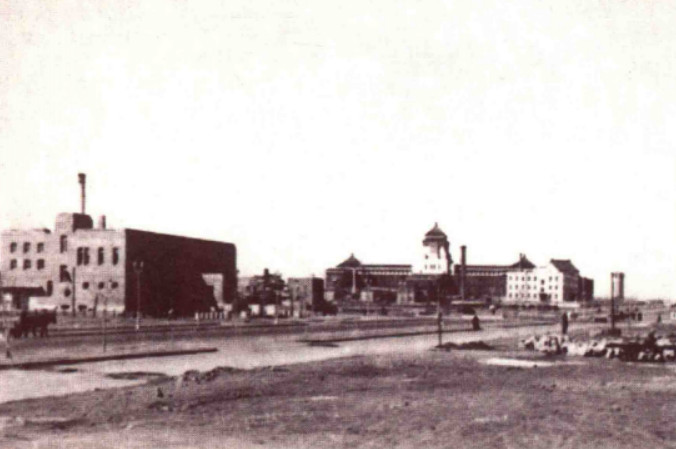 “顺天警察署”(左)旧照。可以看出,其与当时的伪满洲国国务院办公大楼距离很近 资料图片_副本.jpg “顺天警察署”(左)旧照。可以看出,其与当时的伪满洲国国务院办公大楼距离很近 资料图片_副本.jpg