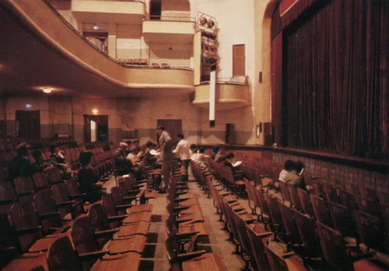 八九十年代的剧场内部.jpg
