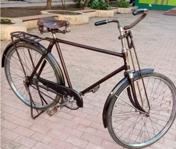 “金龙”牌自行车，作为“脚闸车”，这辆自行车的车把位置并没有车闸 &nbsp;资料图片_副本.jpg