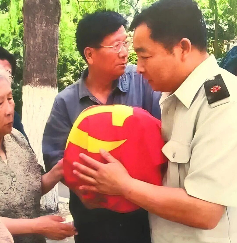 姜宝才（右）向赵尚志胞妹赵尚文介绍遗首发现情况 &nbsp;资料图片_副本.jpg