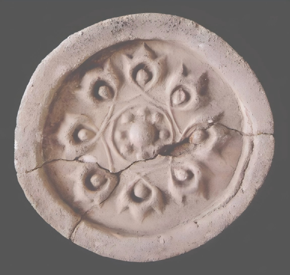 图8 八朵侧视莲纹瓦当.png