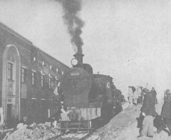 工人们用火车头作为热源，保养混凝土 资料图片_副本.png