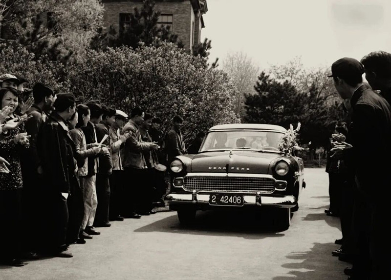 1958年5月12日，国产第一辆东风牌小轿车试制成功_副本.jpg