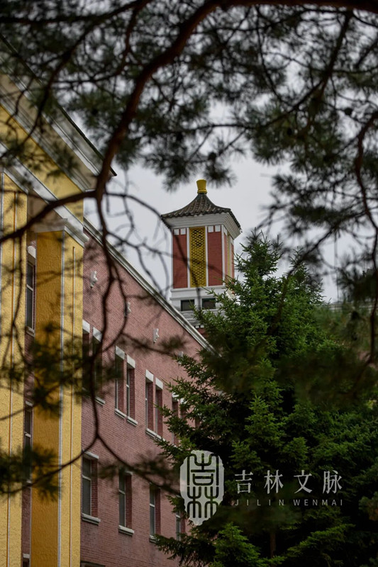厂区中，绿荫掩映的历史建筑_副本.jpg