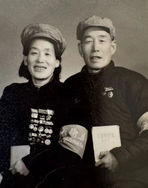 刘英俊的父母_副本.jpg 刘英俊的父母_副本.jpg