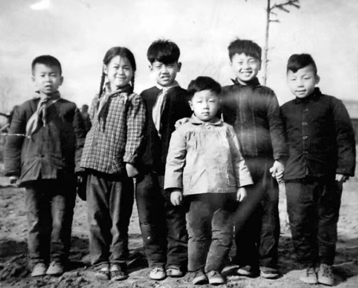 刘英俊救下的六个孩子_副本.jpg 刘英俊救下的六个孩子_副本.jpg