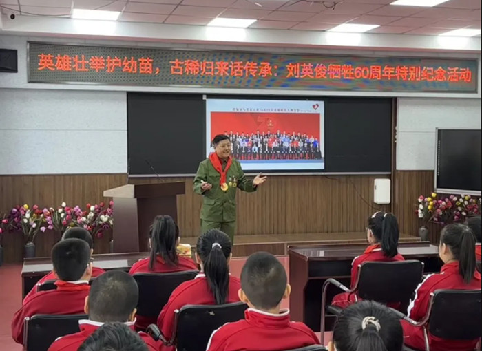 刘英俊救下的曹文河在校园中讲述英雄故事 资料图片_副本.jpg 刘英俊救下的曹文河在校园中讲述英雄故事 资料图片_副本.jpg