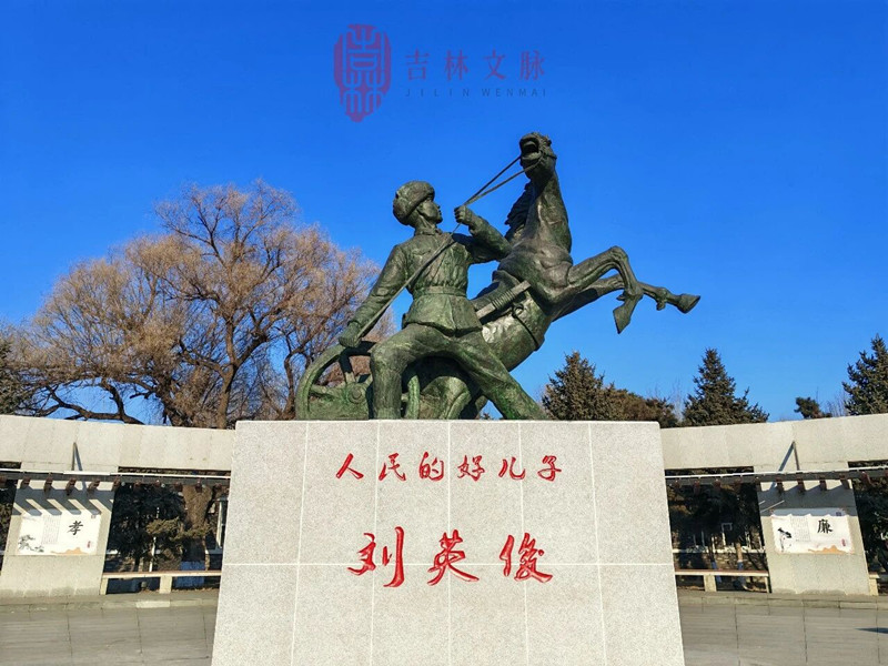 英俊广场的刘英俊塑像_副本.jpg 英俊广场的刘英俊塑像_副本.jpg