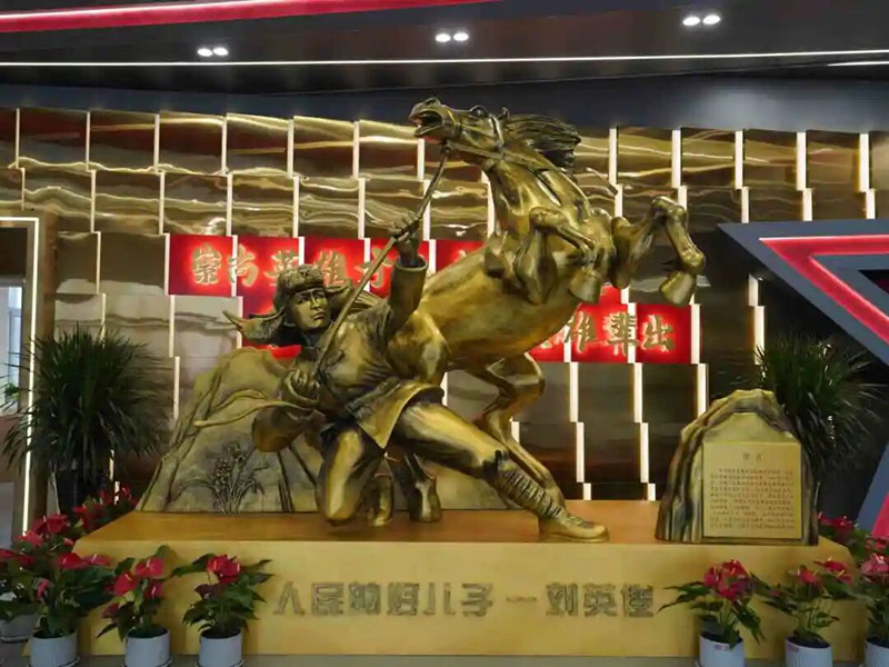 刘英俊纪念馆中的英雄塑像_副本.jpg 刘英俊纪念馆中的英雄塑像_副本.jpg