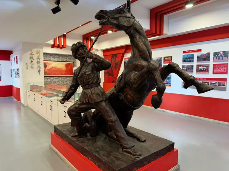 英俊中学的英雄塑像_副本.jpg 英俊中学的英雄塑像_副本.jpg