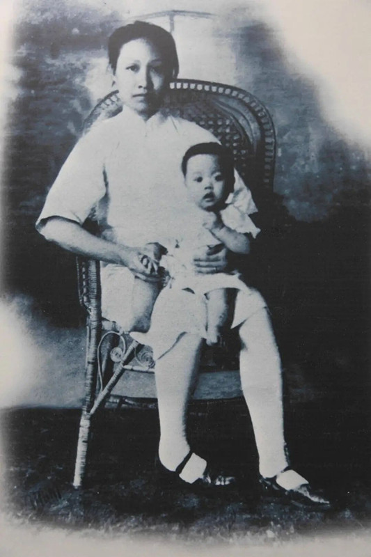 赵一曼和儿子 资料图片_副本.jpg