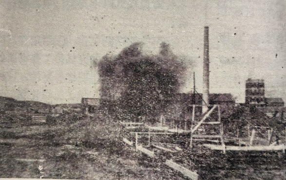 1954年2月，施工现场进行的爆破作业 &nbsp;资料图片_副本.jpg