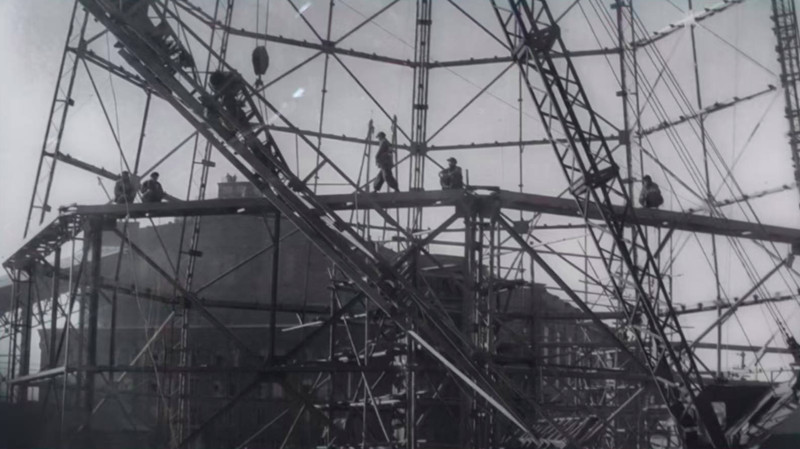 工人们搭建冷却塔 资料图片_副本.jpg