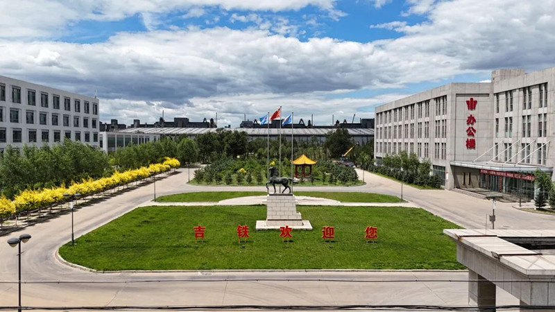 迁至内蒙古的吉铁铁合金有限责任公司,依然矗立着一尊标志性的骏马_副本.jpg 迁至内蒙古的吉铁铁合金有限责任公司,依然矗立着一尊标志性的骏马_副本.jpg