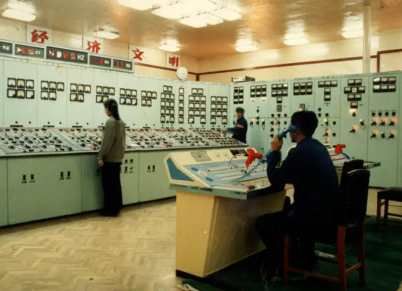 1980年，丰满水电站中央控制室  资料图片.webp_副本.jpg