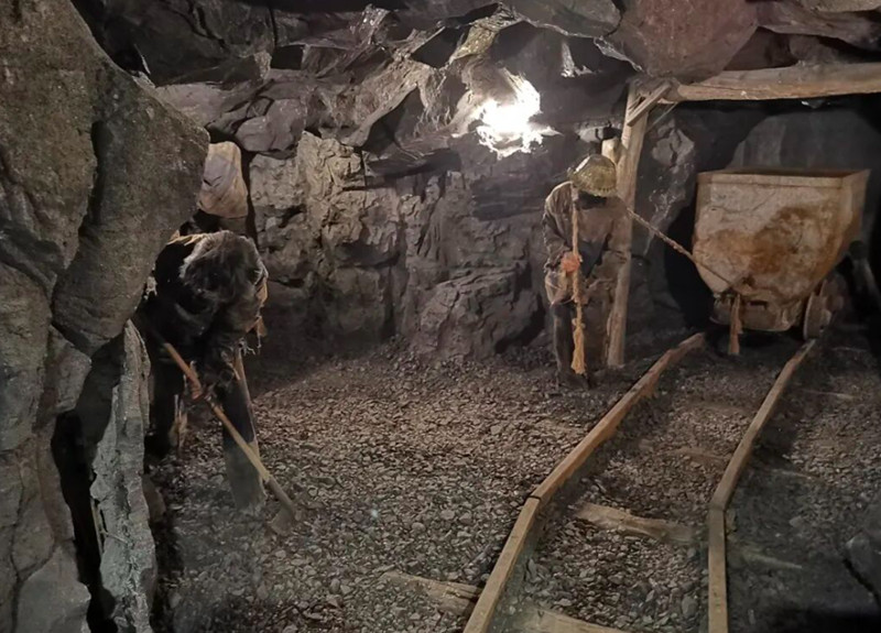 石人血泪山罹难矿工纪念馆中，井下采矿场景还原_副本.jpg