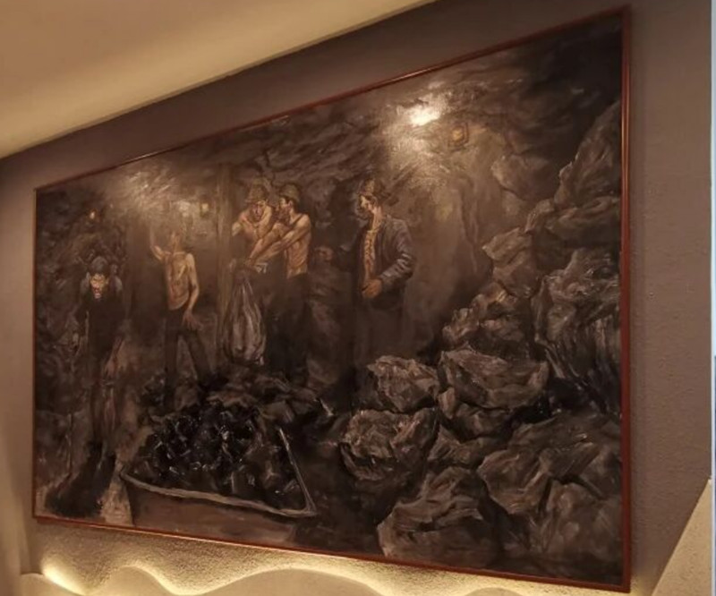 石人血泪山罹难矿工纪念馆中的油画：矿工在井下开会 &nbsp;资料图片_副本.jpg