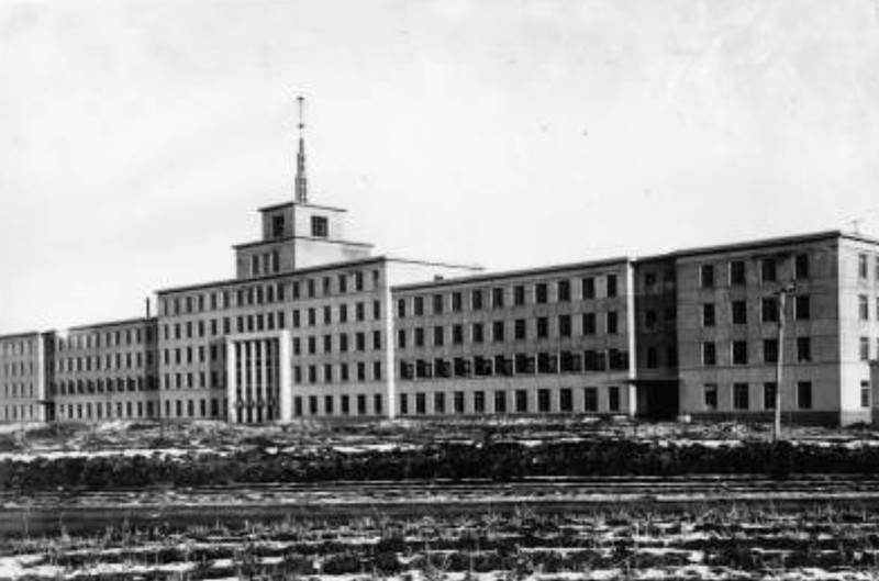 建于1962年的长春邮电学院教学大楼，现为吉林大学通信工程学院_副本.jpg