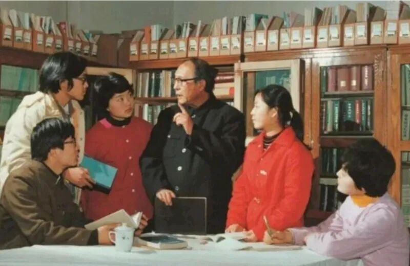 王惠岩和学生讨论问题_副本.jpg