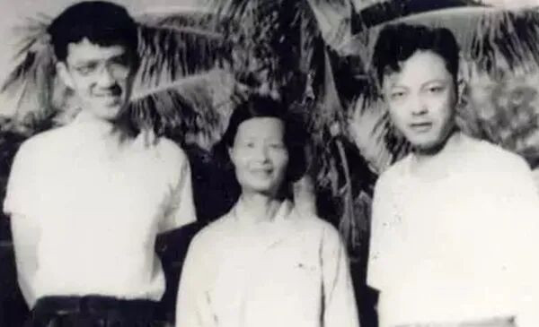和原红色娘子军连长合影_副本.jpg