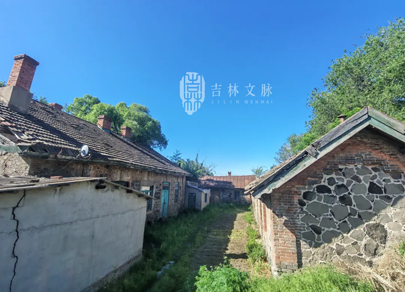 图中左侧为营房，右侧为仓库，中央为马舍 _副本.jpg